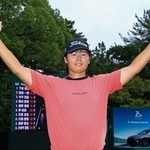 　通算１７アンダーでツアー初優勝を喜ぶ下家秀琉＝三好ＣＣ