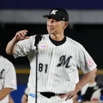 　最終戦セレモニーのあいさつで涙ぐむロッテ・吉井監督＝ＺＯＺＯマリン