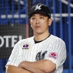 　最終戦セレモニーに臨むロッテのサブローコーチ＝ＺＯＺＯマリン