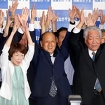 　万歳する大森雅夫氏（中央）＝５日夜、岡山市北区