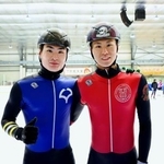 　スピードスケート男子の韓国五輪代表を目指す兄の許佑赫（左）と弟の峻☆（王ヘンに援の旧字体のツクリ）＝７月、兵庫県西宮市