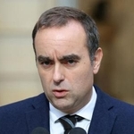 　３日、パリで声明を発表するフランスのルコルニュ首相（ロイター＝共同）