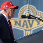 　米南部バージニア州のノーフォーク海軍基地で演説するトランプ大統領＝５日（ゲッティ＝共同）