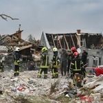 　ロシア軍の攻撃で破壊された民家のがれきを撤去する救急隊員ら＝５日、ウクライナ西部リビウ（ゲッティ＝共同）