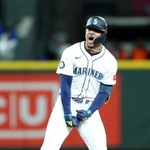 　タイガース戦の八回、勝ち越しの二塁打を放ち、喜びを爆発させるマリナーズのロドリゲス＝シアトル（ゲッティ＝共同）