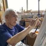 　制作中の上田薫さん＝２０２０年、神奈川県内のアトリエ