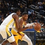 　ウォリアーズ戦で、ドリブルで攻め込むレーカーズの八村塁＝５日、米サンフランシスコ（ＮＢＡＥ・ゲッティ＝共同）