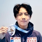 　フィギュアスケートのジュニアＧＰシリーズ第６戦ポーランド大会から帰国し、メダルを手にする西野太翔＝６日、羽田空港