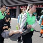 　国立劇場の敷地内で行われた大学生による訓練＝６日午前、東京都千代田区