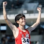 　成年男子走り高跳び　２メートル２９の大会記録を１回目でクリアし、喜ぶ広島・真野友博。優勝した＝平和堂ＨＡＴＯスタジアム