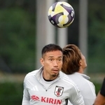 　パラグアイとブラジルとの国際親善試合に向け、調整する長友＝千葉市内
