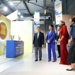 　国際機関館を訪れ、ＡＳＥＡＮの関係者から説明を受けられる天皇、皇后両陛下＝６日午後、大阪市此花区の夢洲（代表撮影）