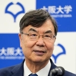 　ノーベル生理学・医学賞の受賞が決まり、記者会見する大阪大の坂口志文特任教授＝６日午後８時９分、大阪府吹田市