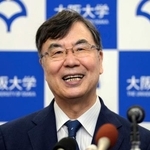 　ノーベル生理学・医学賞の受賞が決まり、記者会見で笑顔を見せる大阪大の坂口志文特任教授＝６日午後８時２７分、大阪府吹田市