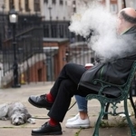 　ロンドンで電子たばこを吸う人＝１日（ロイター＝共同）