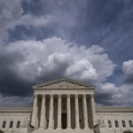 　雲が垂れ込める米首都ワシントンの連邦最高裁（ゲッティ＝共同）
