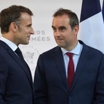 　ルコルニュ氏（右）と会話するフランスのマクロン大統領＝７月、パリ（ＡＰ＝共同）