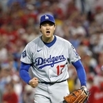 　米大リーグ、フィリーズとの地区シリーズ第１戦の５回、シュワバーを空振り三振に仕留め声を上げるドジャースの大谷翔平＝４日、フィラデルフィア