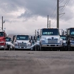 　販売店に並ぶ日野自動車などのトラック＝９月２６日、米フロリダ州マイアミ（ＡＰ＝共同）