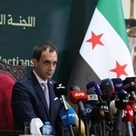 　６日、記者会見するシリア選挙管理委員会の報道官＝ダマスカス（ゲッティ＝共同）