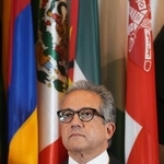 　ユネスコ事務局長就任が決まり、記者会見するハリド・アナニ氏＝６日、パリのユネスコ本部（ＡＰ＝共同）