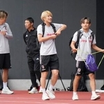 　パラグアイ戦に向けた練習に臨む久保（右から２人目）ら＝千葉市内