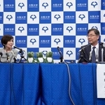 　ノーベル生理学・医学賞に選ばれ、記者会見する大阪大の坂口志文特任教授（右）と妻で研究者の教子さん＝７日午後、大阪府吹田市