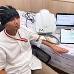 　痛みの脳波を計測するＮＴＴドコモ社員