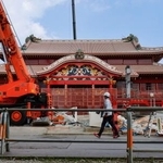 　「素屋根」の撤去がほぼ終わった首里城の正殿＝７日午後、那覇市