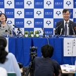 　ノーベル生理学・医学賞に選ばれ、記者会見で笑顔を見せる大阪大の坂口志文特任教授（右）と妻で研究者の教子さん＝７日午後、大阪府吹田市