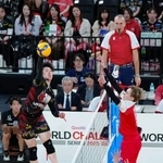 　サントリー-ペルージャ　第４セット、スパイクを決めるペルージャの石川（左）。右奥はサントリーの高橋藍＝有明アリーナ（代表撮影）