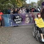 　ベルリンの公有地にある少女像の存続を求めてデモ行進する参加者＝７日（共同）