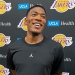 　取材に応じるレーカーズの八村＝７日、エルセグンド（共同）