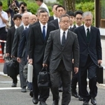 　特別監察のため佐賀県警本部に入る警察庁の首席監察官ら＝８日午前