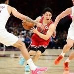 　キャバリアーズとのオープン戦で切れ込むブルズの河村勇輝＝７日、クリーブランド（イマジンイメージズ・ロイター＝共同）