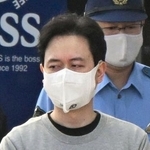 　送検されるグエン・ビン・ズゥン容疑者＝８日午前、横浜・神奈川署