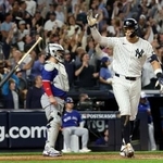 　ア・リーグの地区シリーズ、ブルージェイズとの第３戦で四回に３ランを放ったヤンキースのアーロン・ジャッジ＝７日、ニューヨーク（ゲッティ＝共同）