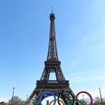 　観光客らが写真を撮るパリのエッフェル塔＝４月（共同）