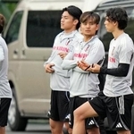 　パラグアイ戦に向けた練習に臨む久保（右から２人目）ら＝千葉市内