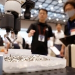 　新興企業を紹介する展示商談会で公開された、ネジを器用につまむロボットハンド＝８日午前、愛知県豊田市