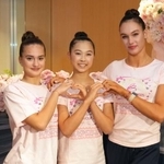 　新体操のイオン・カップ世界クラブ選手権を前に、ポーズをとるリン・キーズ（中央）ら＝８日、東京都内