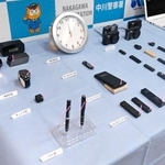 　押収された、ＵＳＢ型やペン型などのカメラ＝８日午後、名古屋・中川署