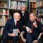 　「第４回日伊ことばの架け橋賞」を受賞した村上春樹さん（右）ら＝８日、東京都内（Ｌａｍｂｅｒｔｏ　Ｒｕｂｉｎｏ撮影）