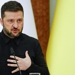 　６日、ウクライナ・キーウでの記者会見で話すゼレンスキー大統領（ロイター＝共同）