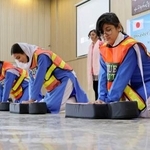 　８日、パキスタンの首都イスラマバードでＪＩＣＡなどが主催した防災訓練で、心臓マッサージを練習する女子生徒ら（共同）