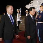 　北朝鮮の朝鮮労働党創建８０年の記念行事に出席するため、平壌に到着したロシア政権与党「統一ロシア」のメドベージェフ党首（左）＝８日（タス＝共同）