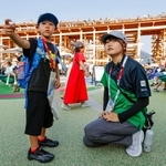 　子どもの対応に当たる「ゲストサービスアテンダント」の広田桃香さん＝９月、大阪市此花区の夢洲