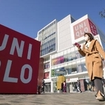 　中国・北京の繁華街にあるユニクロのグローバル旗艦店＝２０２１年