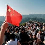 　国慶節に伴う大型連休中に万里の長城の「八達嶺」を訪れた大勢の観光客＝２日、北京（共同）