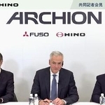 　オンラインで記者会見する三菱ふそうのカール・デッペン社長（中央）と日野の小木曽聡社長（左）ら＝９日午後